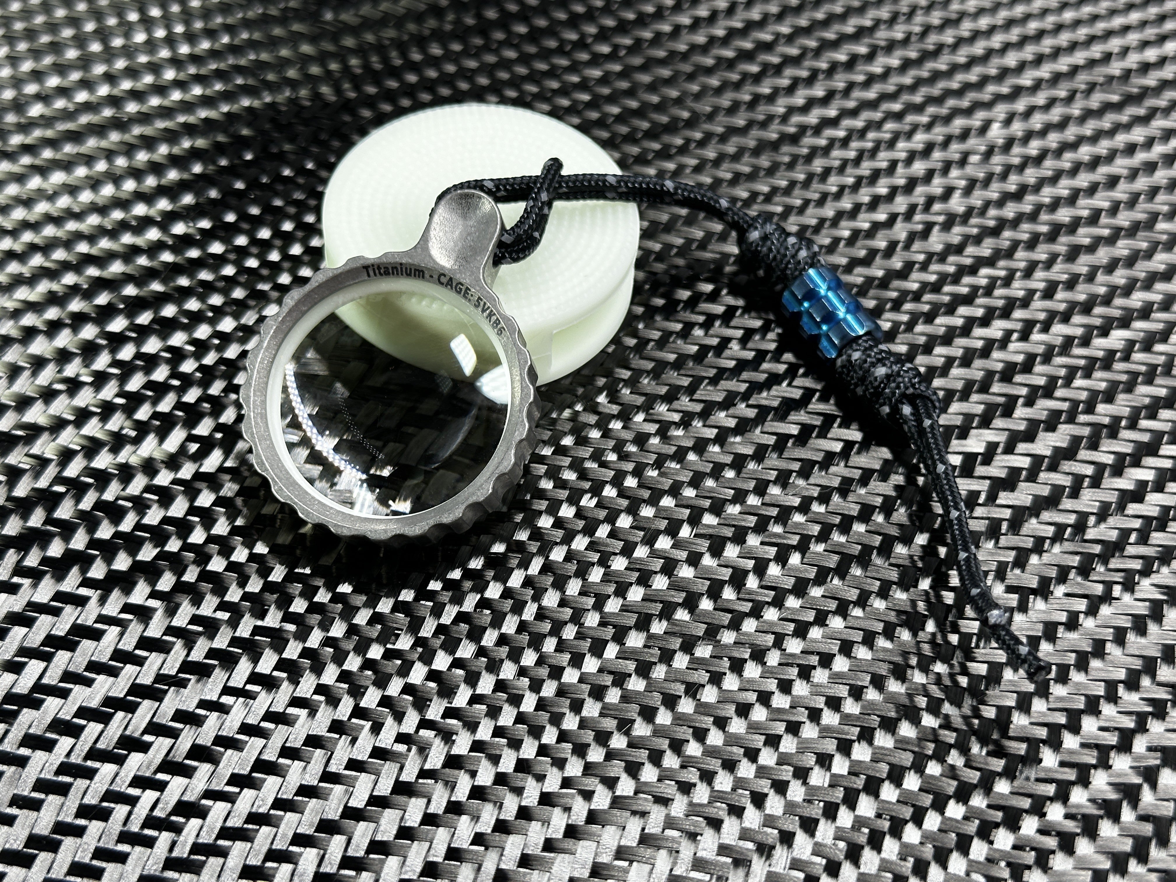 Titan Zoom - Sapphire Pocket Magnifier by Maratac® ( 2 Variants )